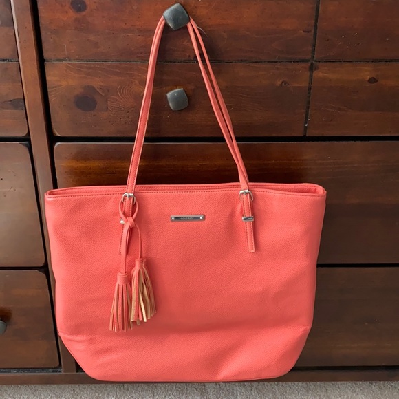 Nine West Handbags - Nine West coral purse